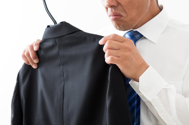 シャツの襟汚れを落とす方法とは？原因や対策について解説