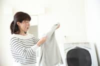 衣類を洗濯する女性
